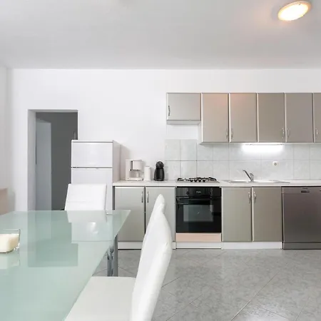 Apartment In With Kitchen *