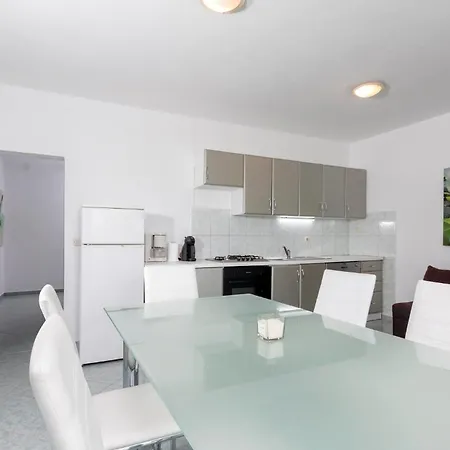 In With Kitchen Stinjan